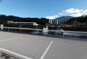 auto_vor_wassersule.jpeg