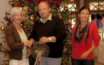 Hesse-spendet-Weihnachtsschmuck
